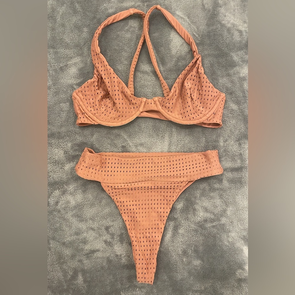 Acacia set in guava mesh